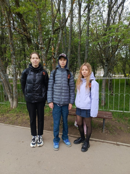 Участники школьного волонтерского отряда «Здоровое поколение» приняли участие во Всероссийской акции «Георгиевская ленточка»..