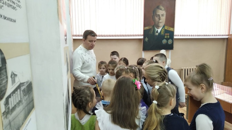 В канун самого главного для нашей страны праздника первоклассники посетили школьный музей Маршала А.М. Василевского..