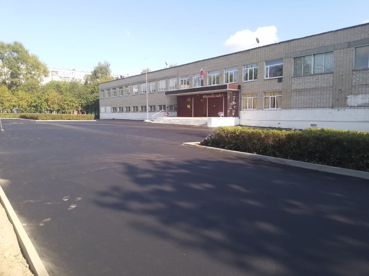 Полным ходом идет асфальтирование нашего школьного двора..