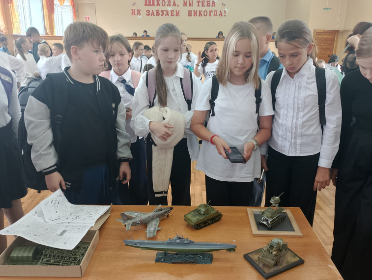 Школу посетил руководитель студии стендового моделизма «Клим Ворошилов».