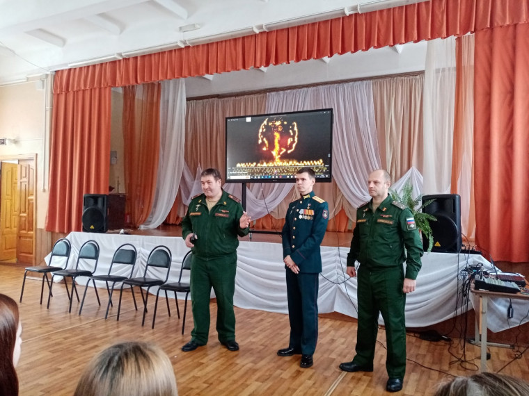 12 декабря учащиеся старших классов встретились с Героем России, участником СВО – Владиславом Журавлевым..