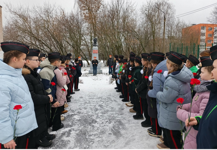 Возложение цветов к памятнику Маршалу А.М. Василевского.