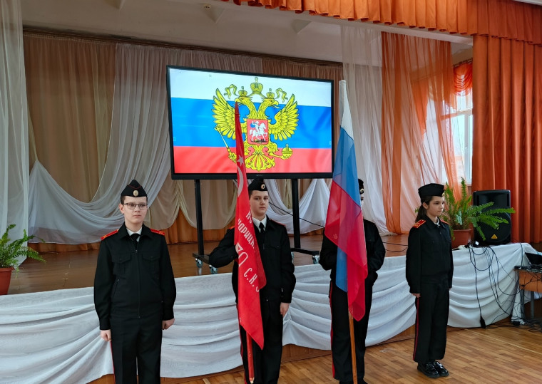 Очередная учебная неделя в школе началась с традиционного выноса флага и исполнения гимна Российской Федерации..