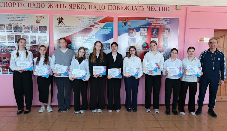 Церемония чествования школьной баскетбольной команды «Феникс».